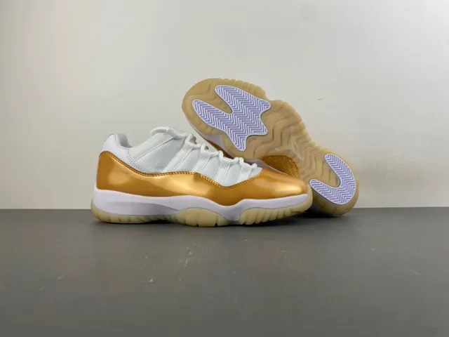 Tênis de basquete Air Jordan 11 de couro envernizado branco e dourado 13