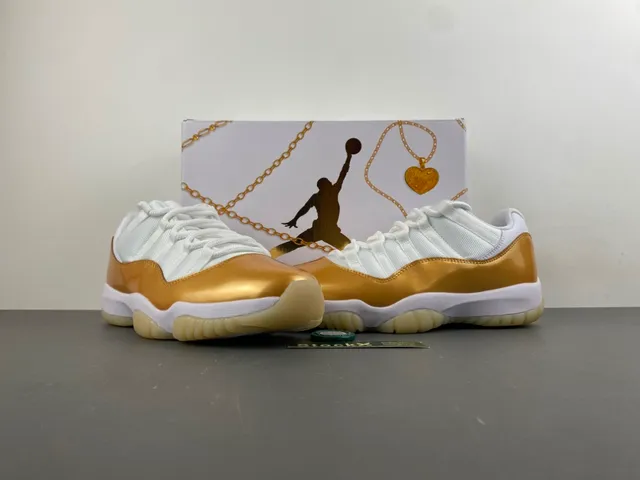 Tênis de basquete Air Jordan 11 de couro envernizado branco e dourado 14