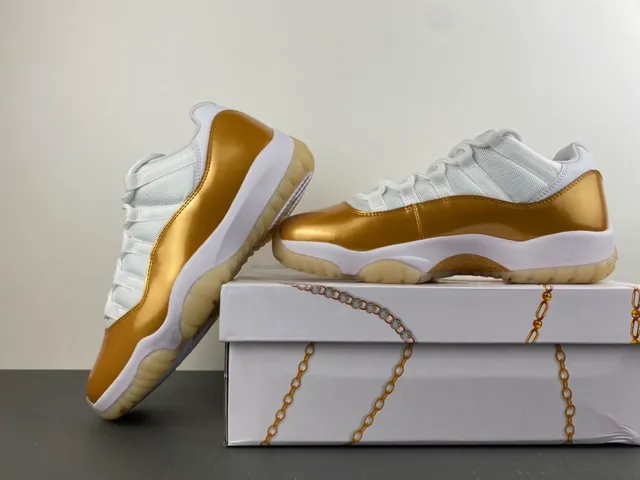 Tênis de basquete Air Jordan 11 de couro envernizado branco e dourado 15