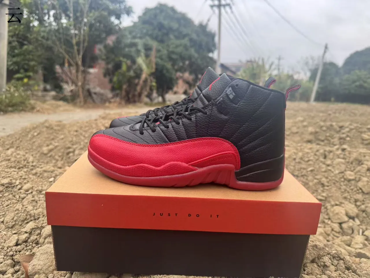 Air Jordan 12 Chaussures de Basketball Noires et Rouges 2