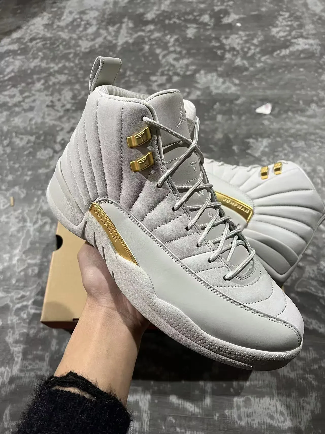 Air Jordan 12 Tênis de Basquete Cinza Claro e Dourado 2