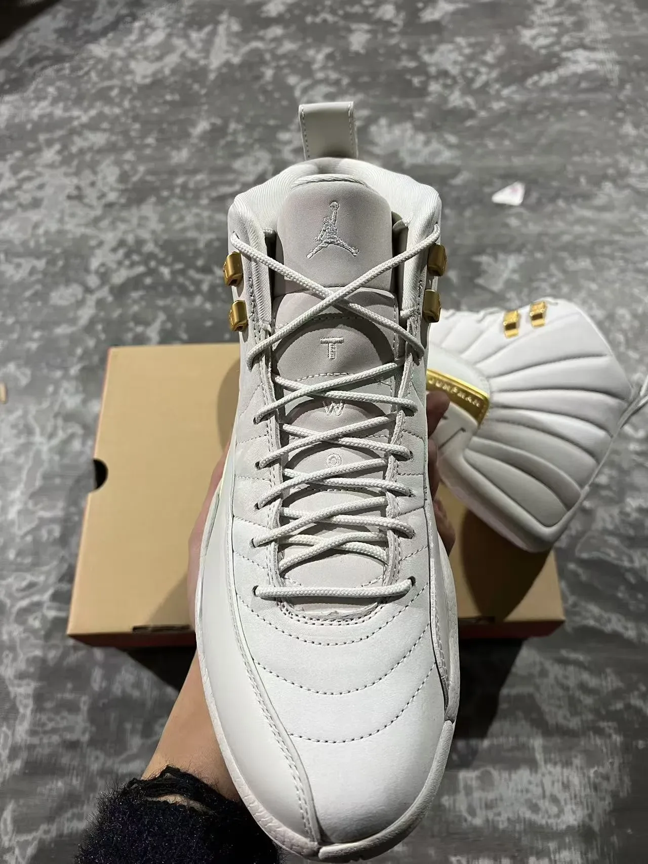 Air Jordan 12 Tênis de Basquete Cinza Claro e Dourado 3