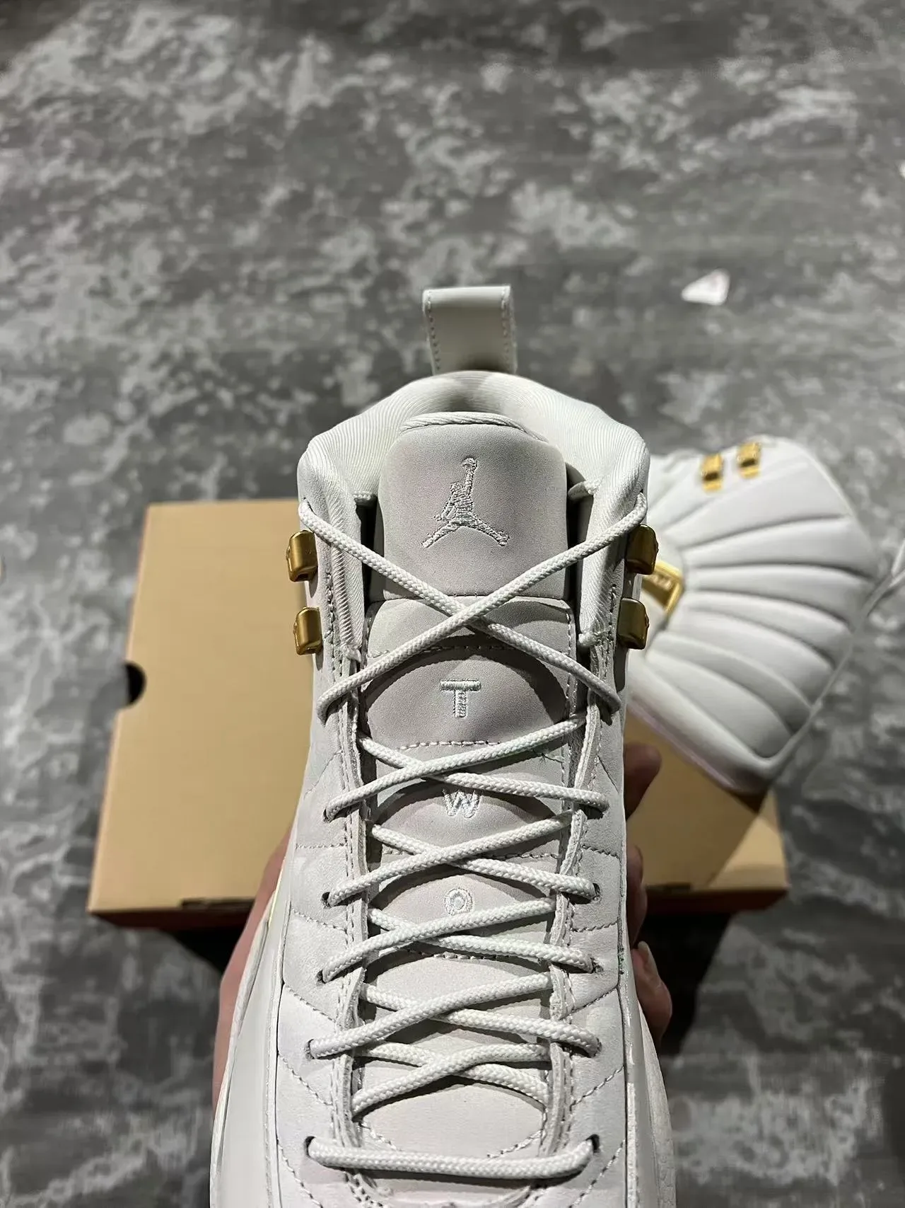 Air Jordan 12 Tênis de Basquete Cinza Claro e Dourado 4