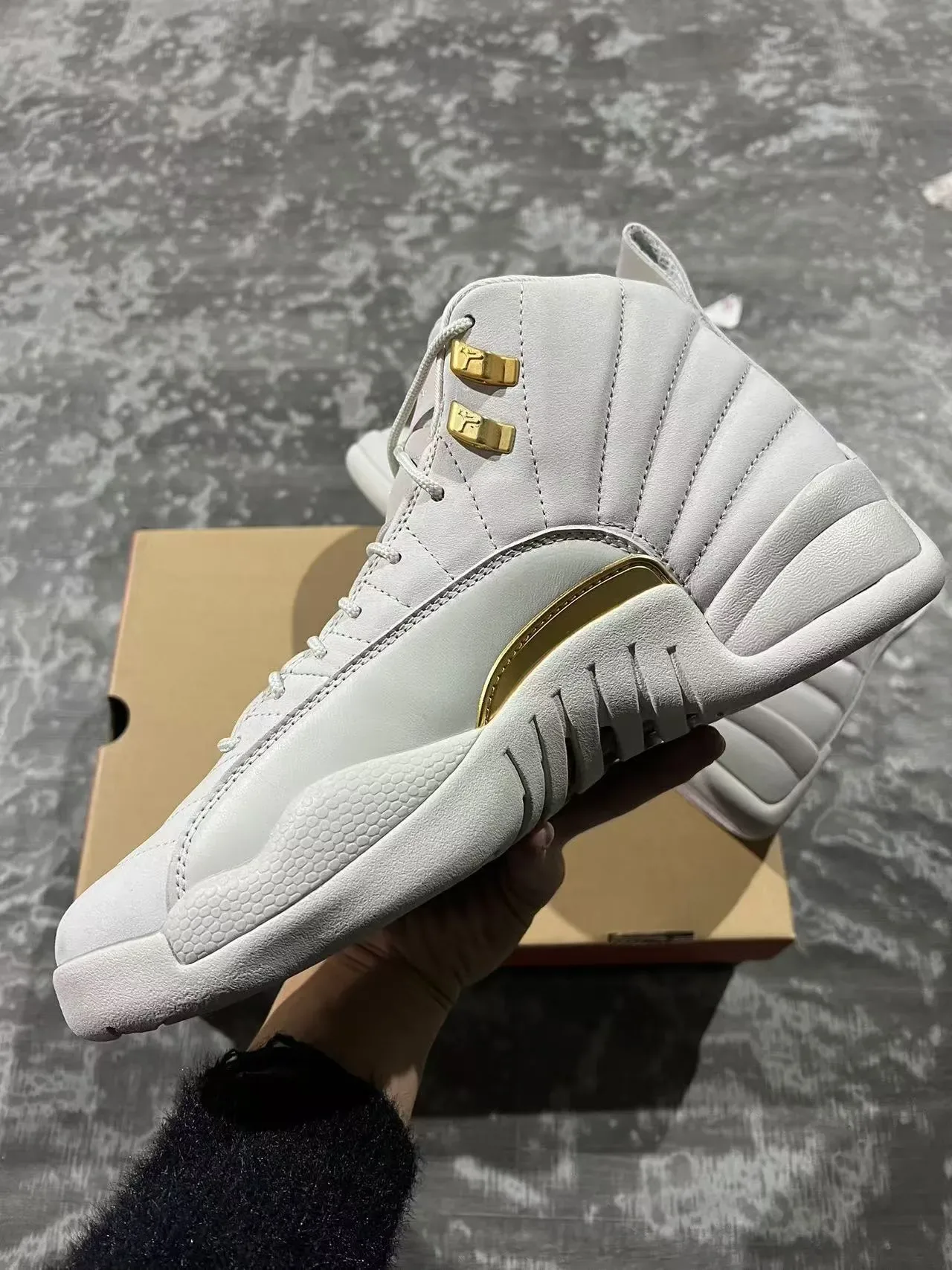 Air Jordan 12 Tênis de Basquete Cinza Claro e Dourado 5