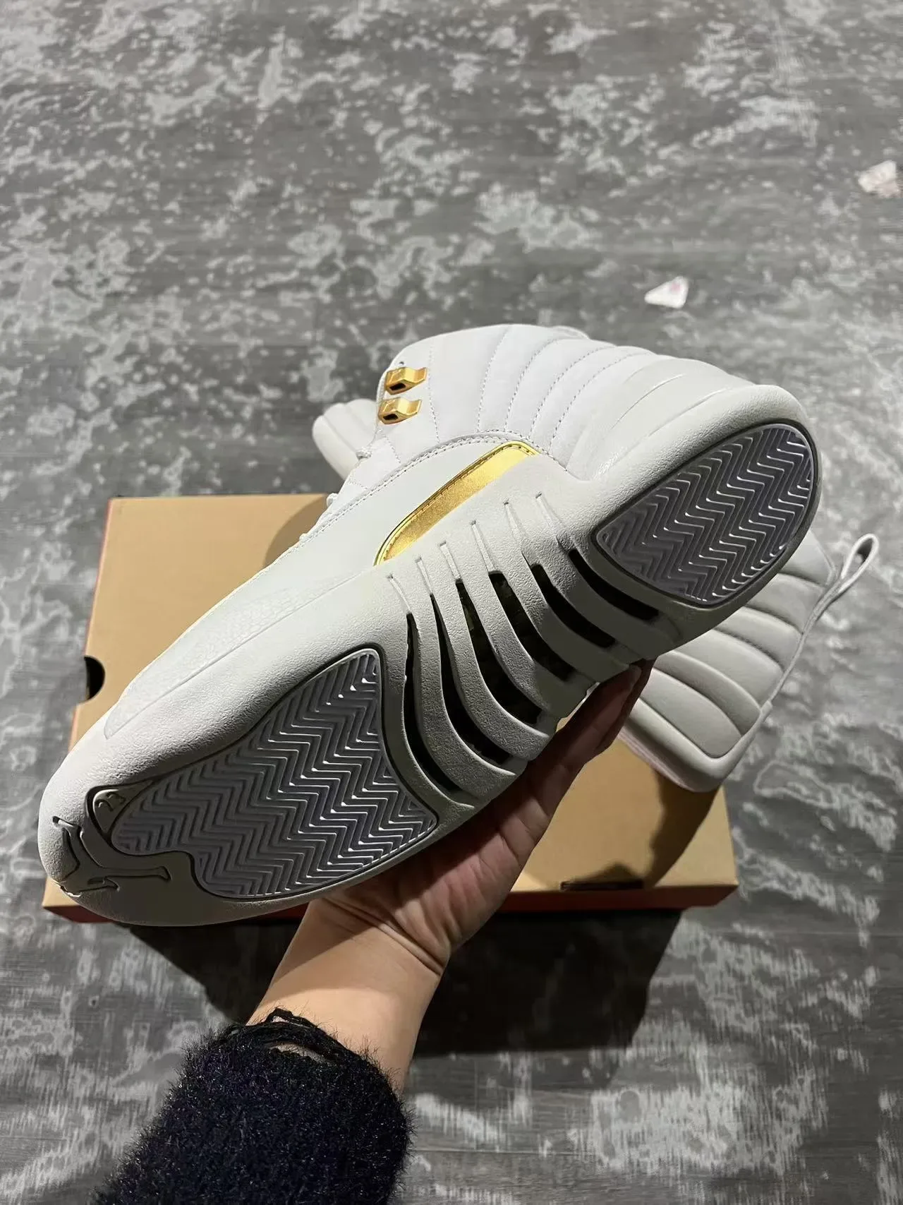 Air Jordan 12 Tênis de Basquete Cinza Claro e Dourado 6