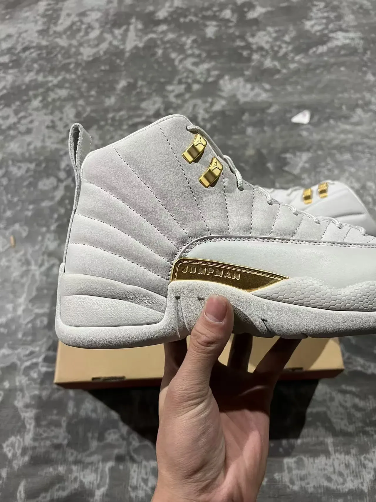 Air Jordan 12 Tênis de Basquete Cinza Claro e Dourado 7