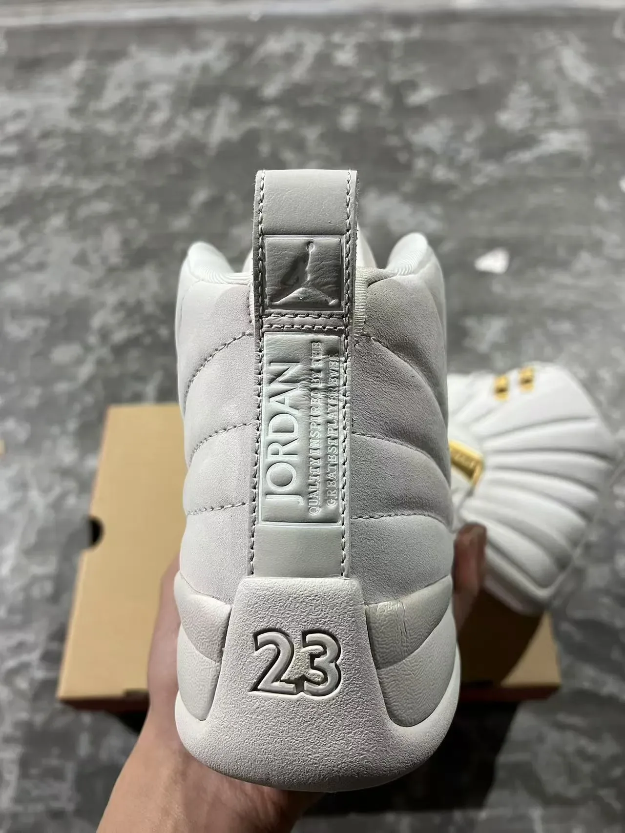 Air Jordan 12 Tênis de Basquete Cinza Claro e Dourado 8