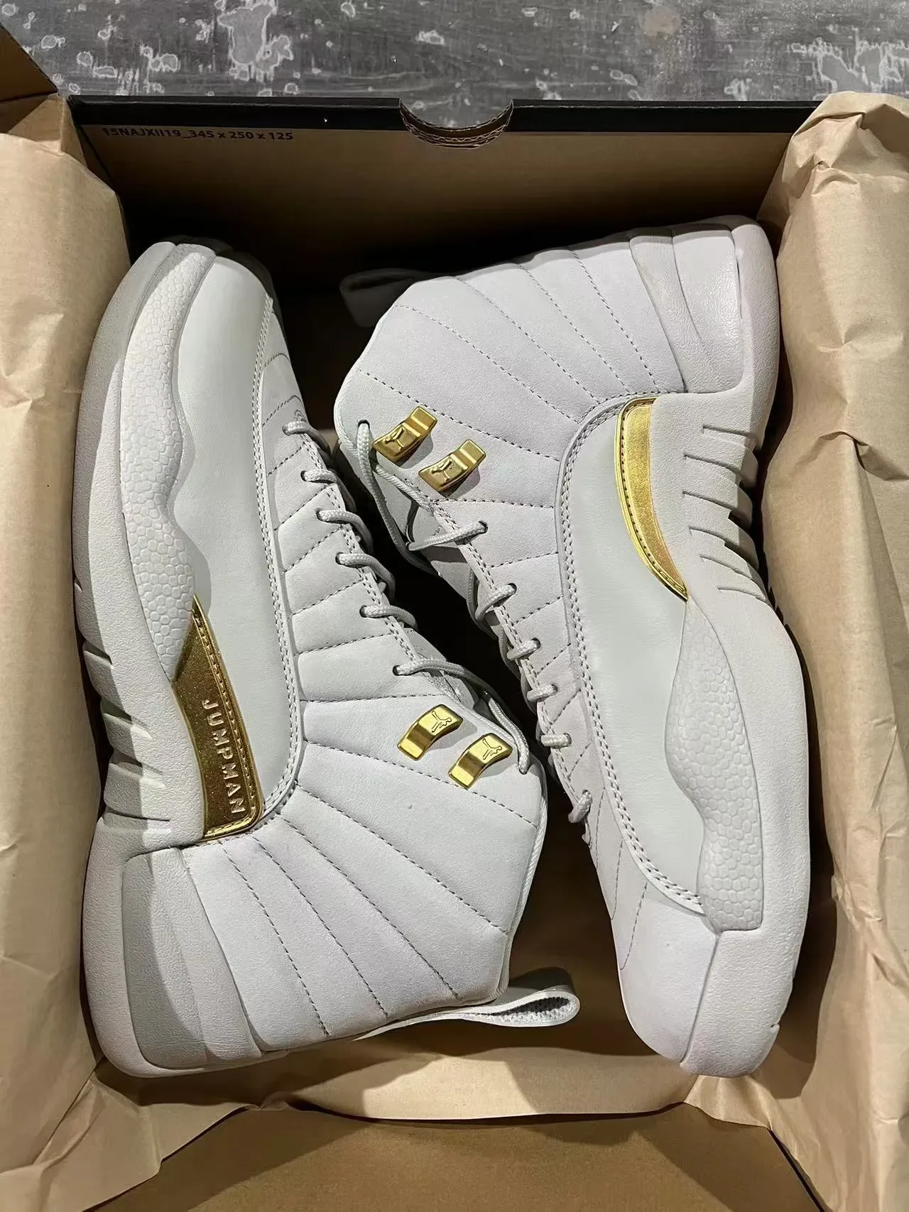 Air Jordan 12 Tênis de Basquete Cinza Claro e Dourado 9