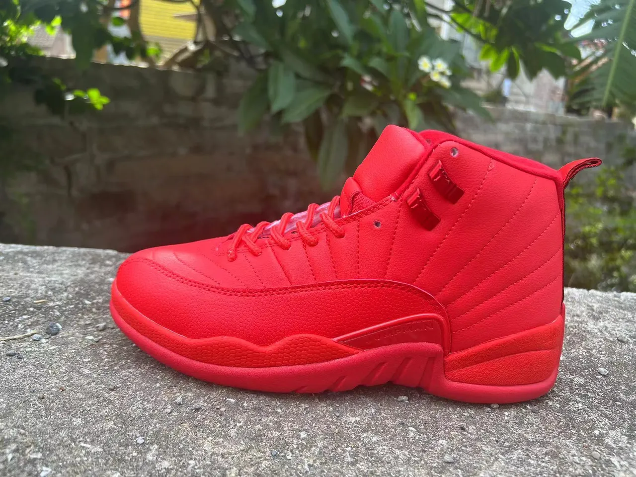 Air Jordan 12 Tênis de basquete vermelho monocromático 2