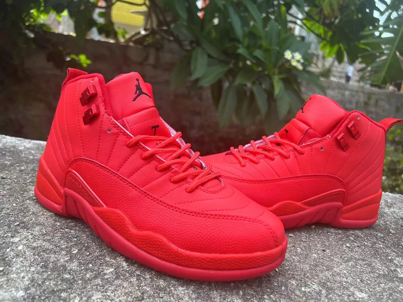 Air Jordan 12 Tênis de basquete vermelho monocromático 3