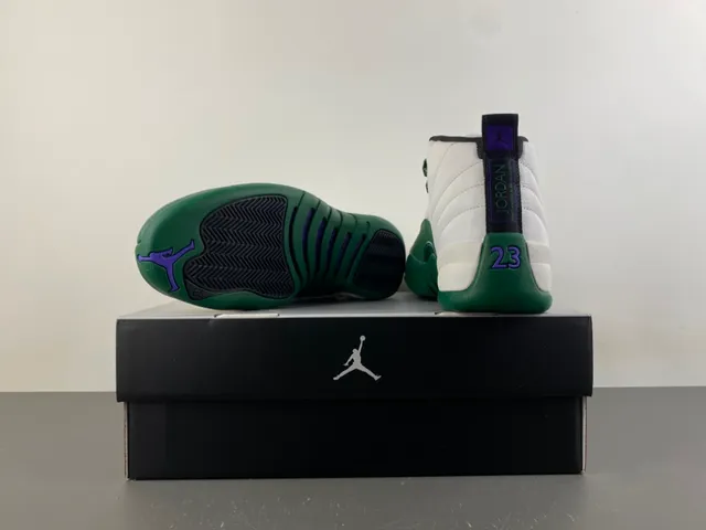 Tênis de basquete Air Jordan 12 branco e verde 17
