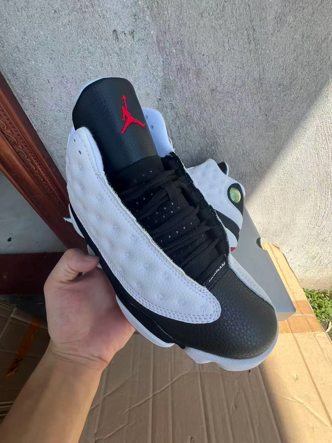Air Jordan 13 Tênis de basquete branco, preto e vermelho 2