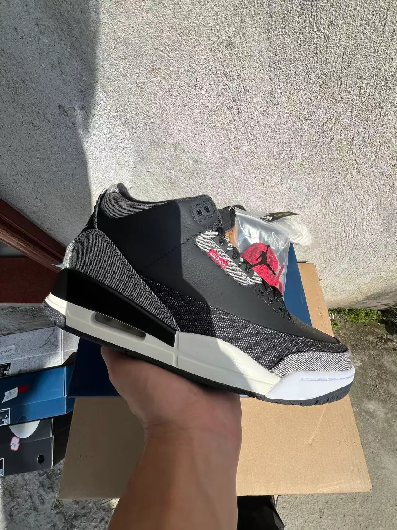 Tênis de basquete Air Jordan 3 com textura denim em preto, cinza e branco 2