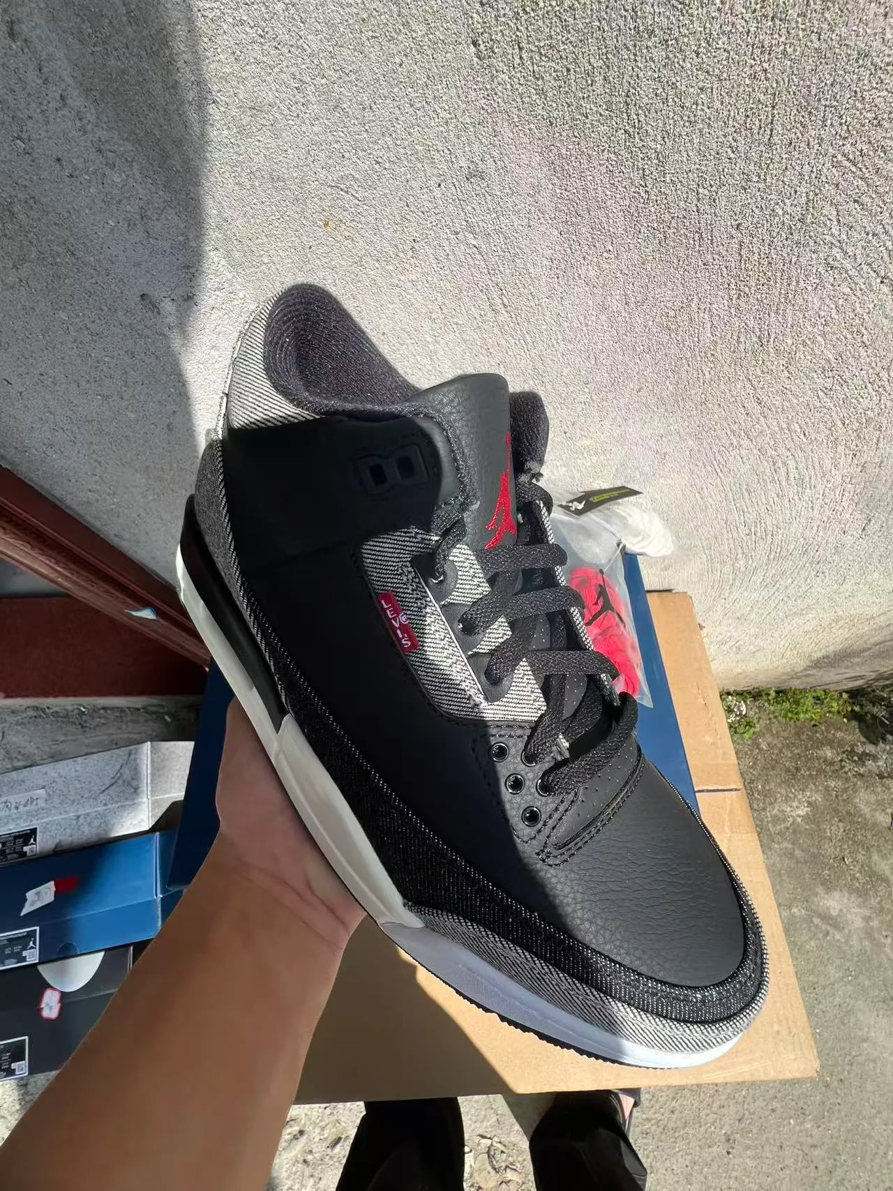 Tênis de basquete Air Jordan 3 com textura denim em preto, cinza e branco 3