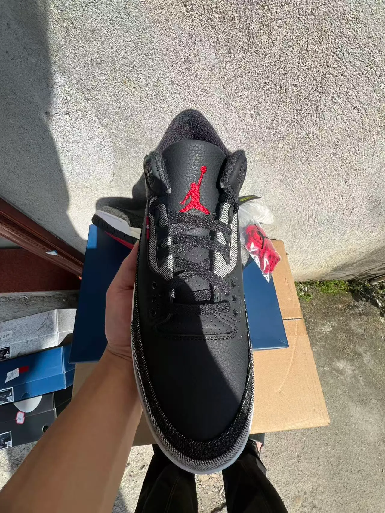 Tênis de basquete Air Jordan 3 com textura denim em preto, cinza e branco 4