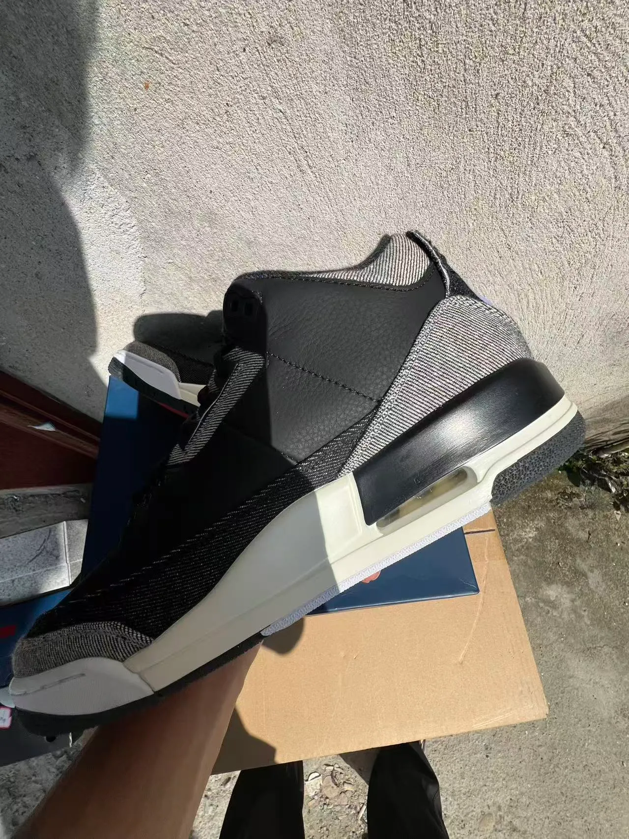 Tênis de basquete Air Jordan 3 com textura denim em preto, cinza e branco 6