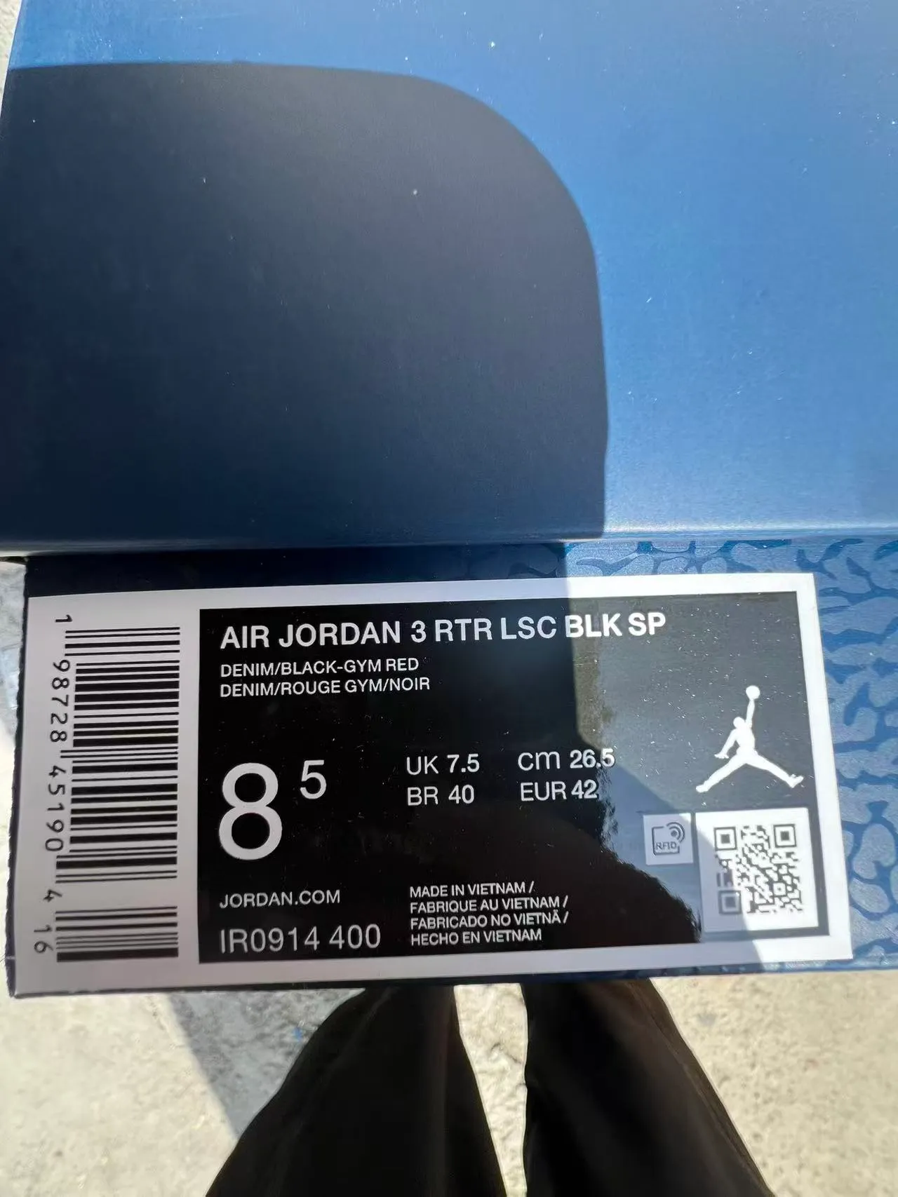 Tênis de basquete Air Jordan 3 com textura denim em preto, cinza e branco 10