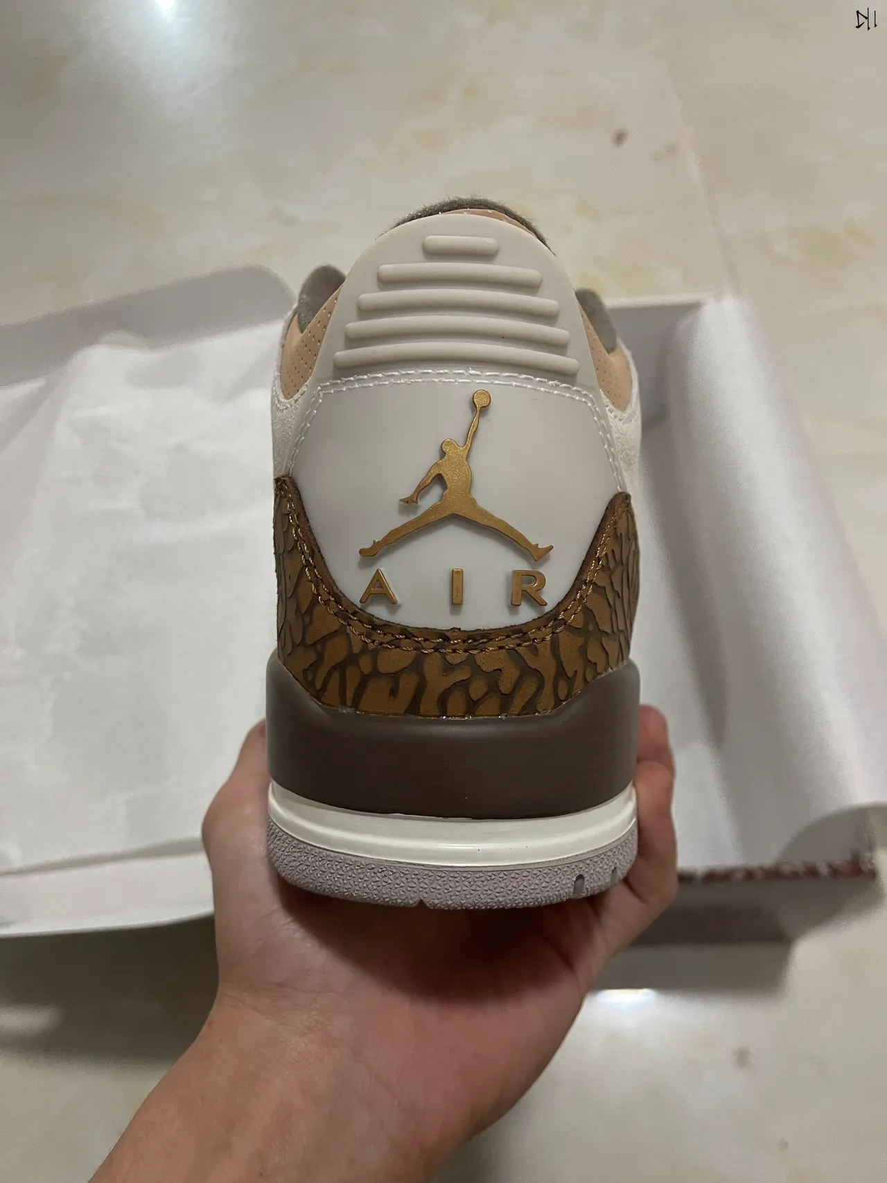Air Jordan 3 Off-White 棕色爆裂纹篮球鞋 6