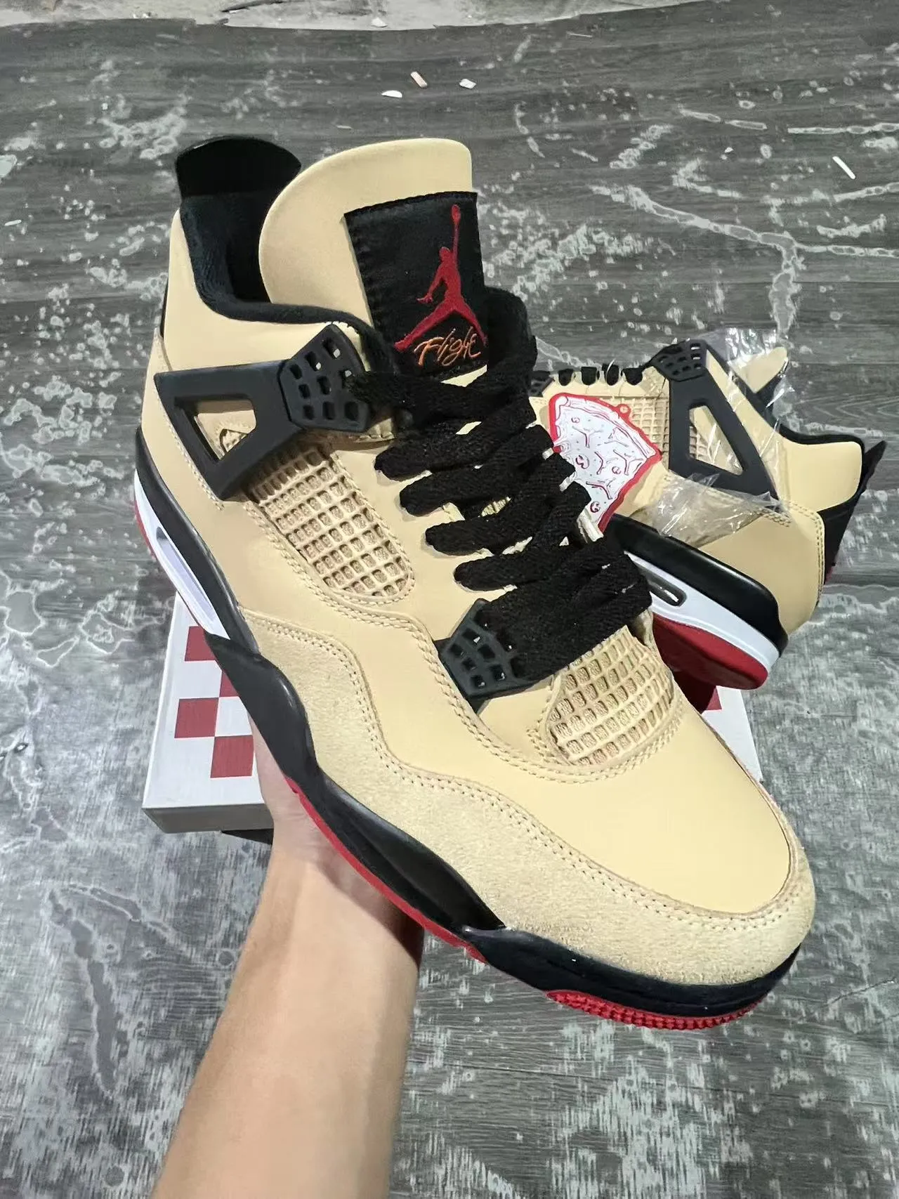 Zapatillas de baloncesto Air Jordan 4 beige, negro y rojo 2