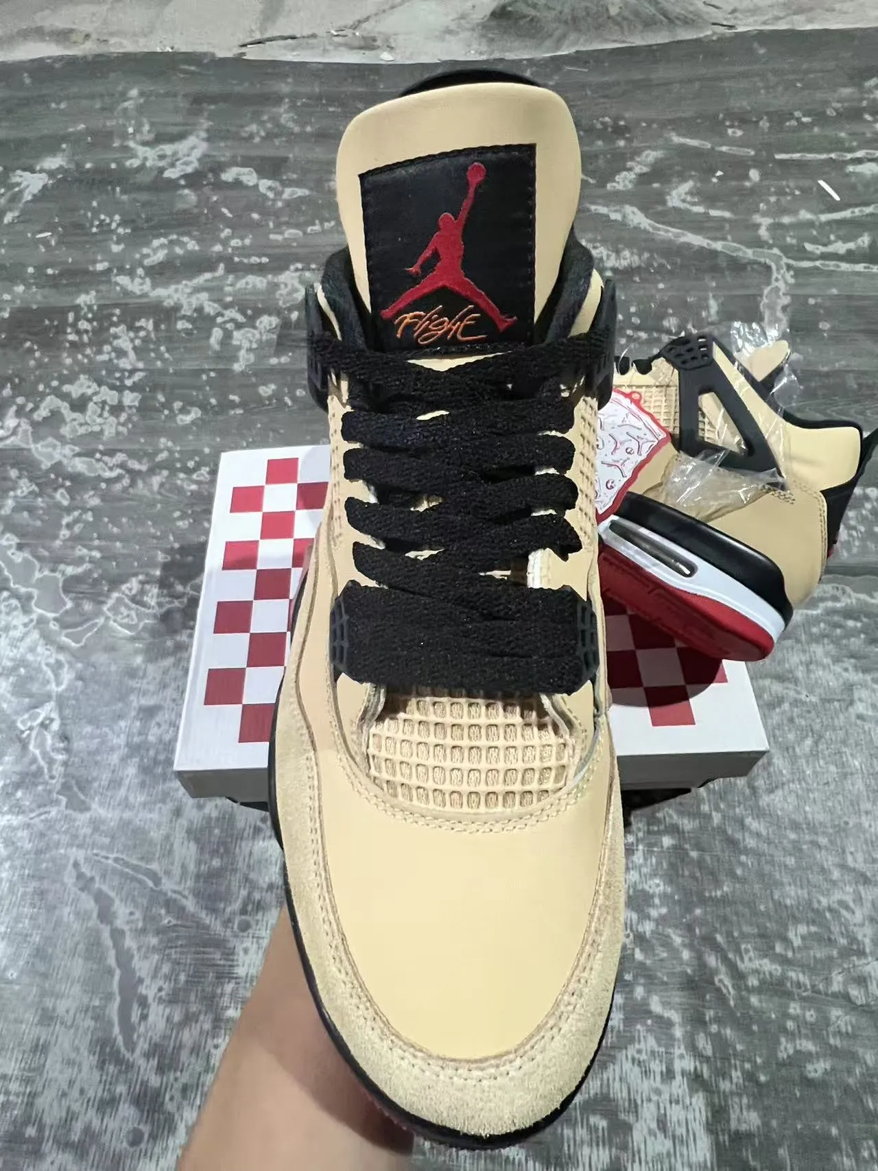Zapatillas de baloncesto Air Jordan 4 beige, negro y rojo 3