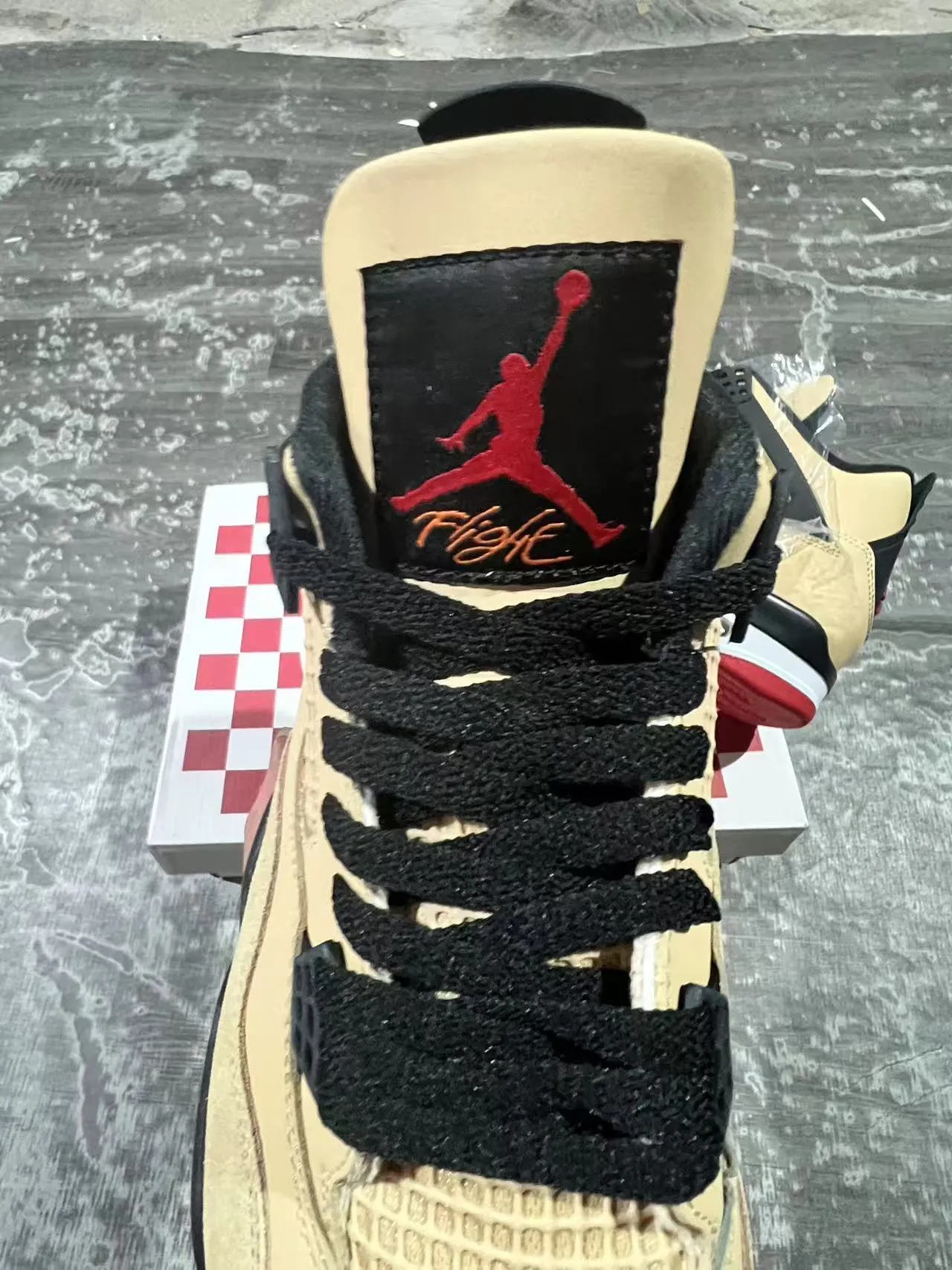 Zapatillas de baloncesto Air Jordan 4 beige, negro y rojo 4