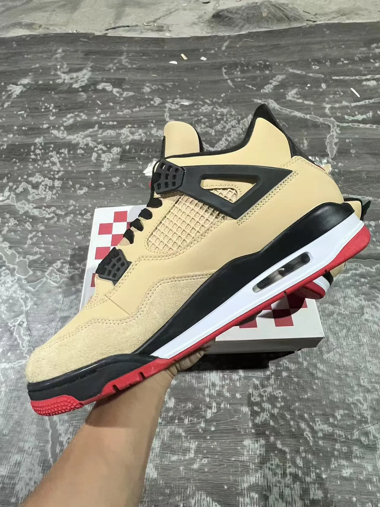 Zapatillas de baloncesto Air Jordan 4 beige, negro y rojo 5