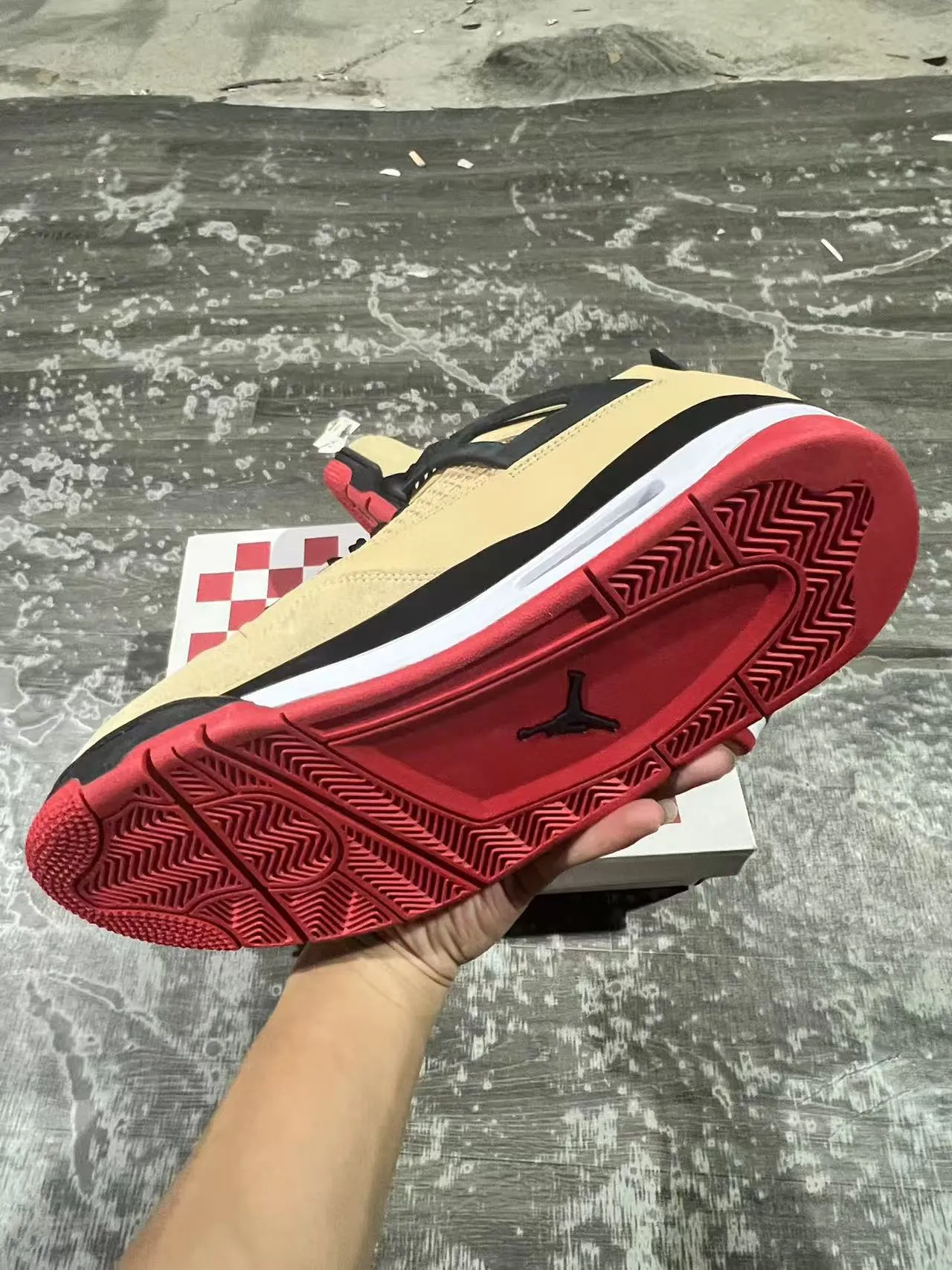 Zapatillas de baloncesto Air Jordan 4 beige, negro y rojo 6