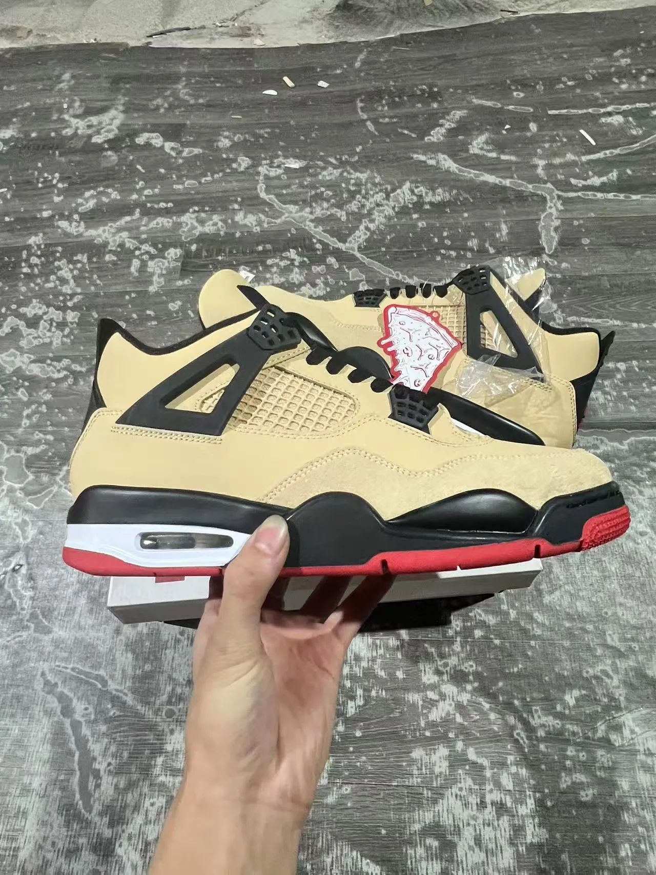 Zapatillas de baloncesto Air Jordan 4 beige, negro y rojo 7