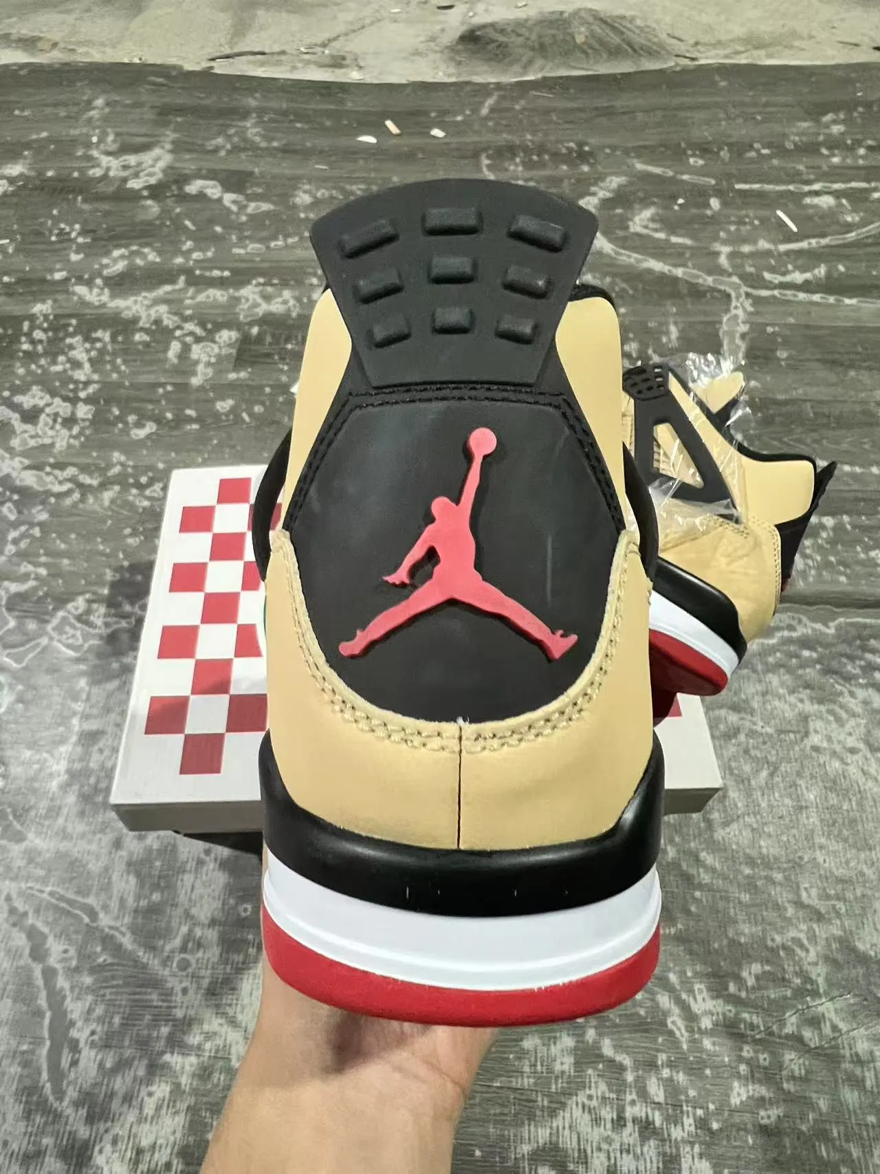 Zapatillas de baloncesto Air Jordan 4 beige, negro y rojo 8