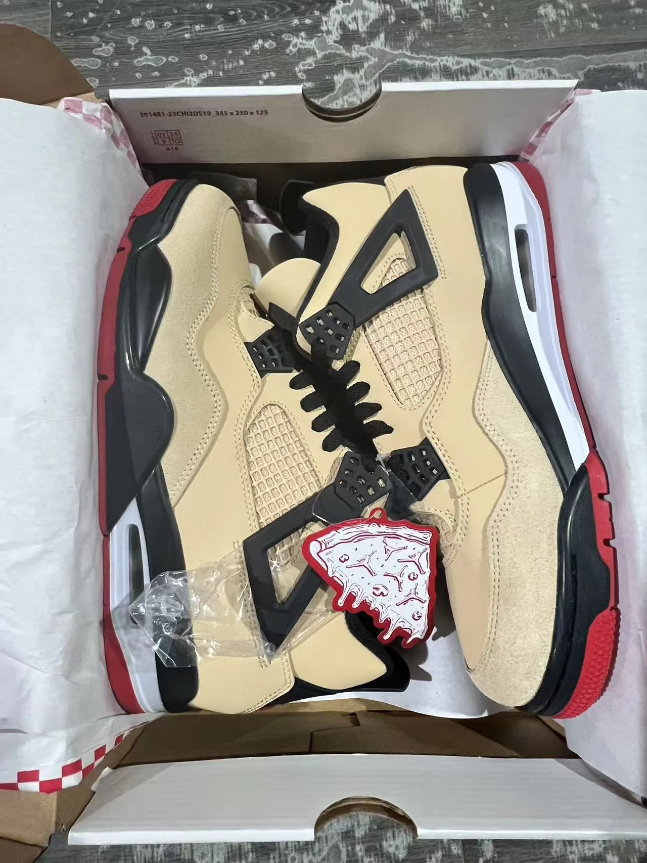 Zapatillas de baloncesto Air Jordan 4 beige, negro y rojo 9