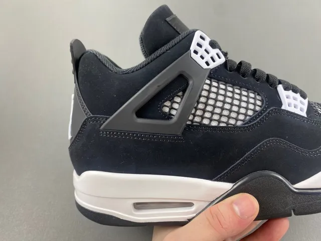 Air Jordan 4 黑白篮球鞋 3