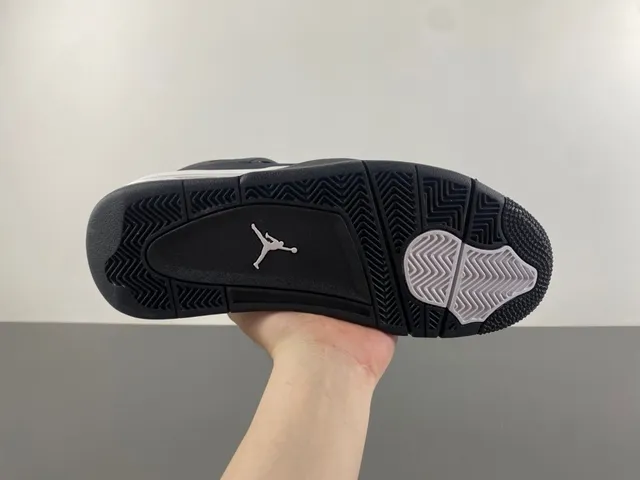 Air Jordan 4 黑白篮球鞋 5