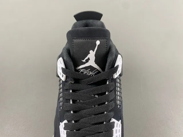 Air Jordan 4 黑白篮球鞋 7