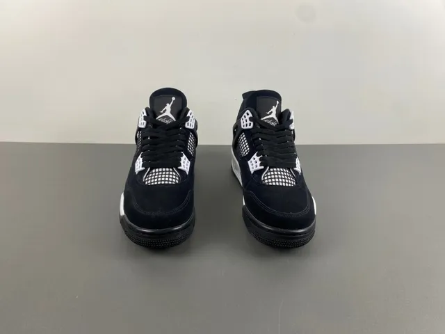 Air Jordan 4 黑白篮球鞋 11