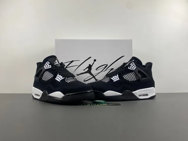 Air Jordan 4 黑白篮球鞋 13