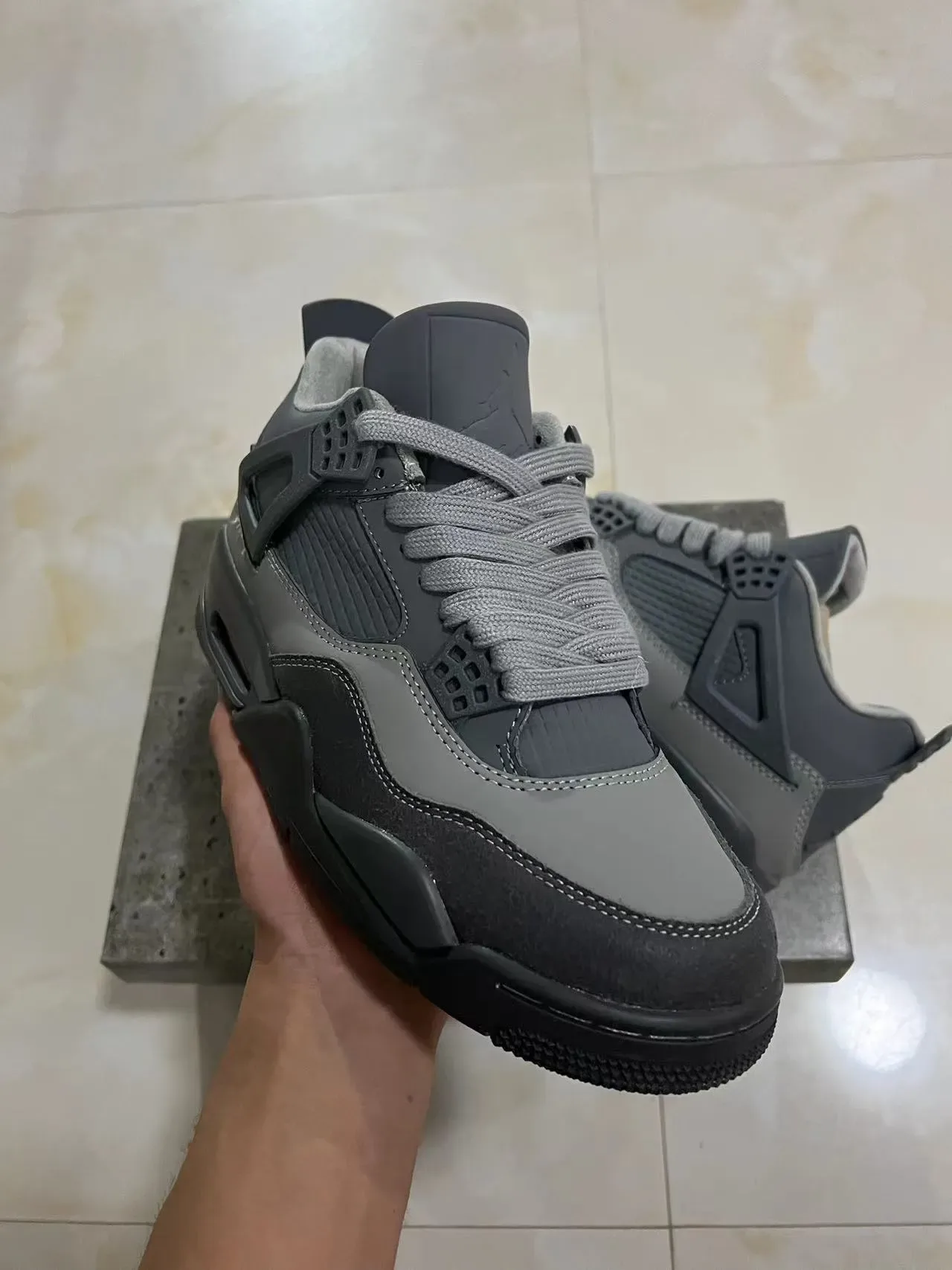 Air Jordan 4 Tênis de Basquete Monocromático Cinza 3