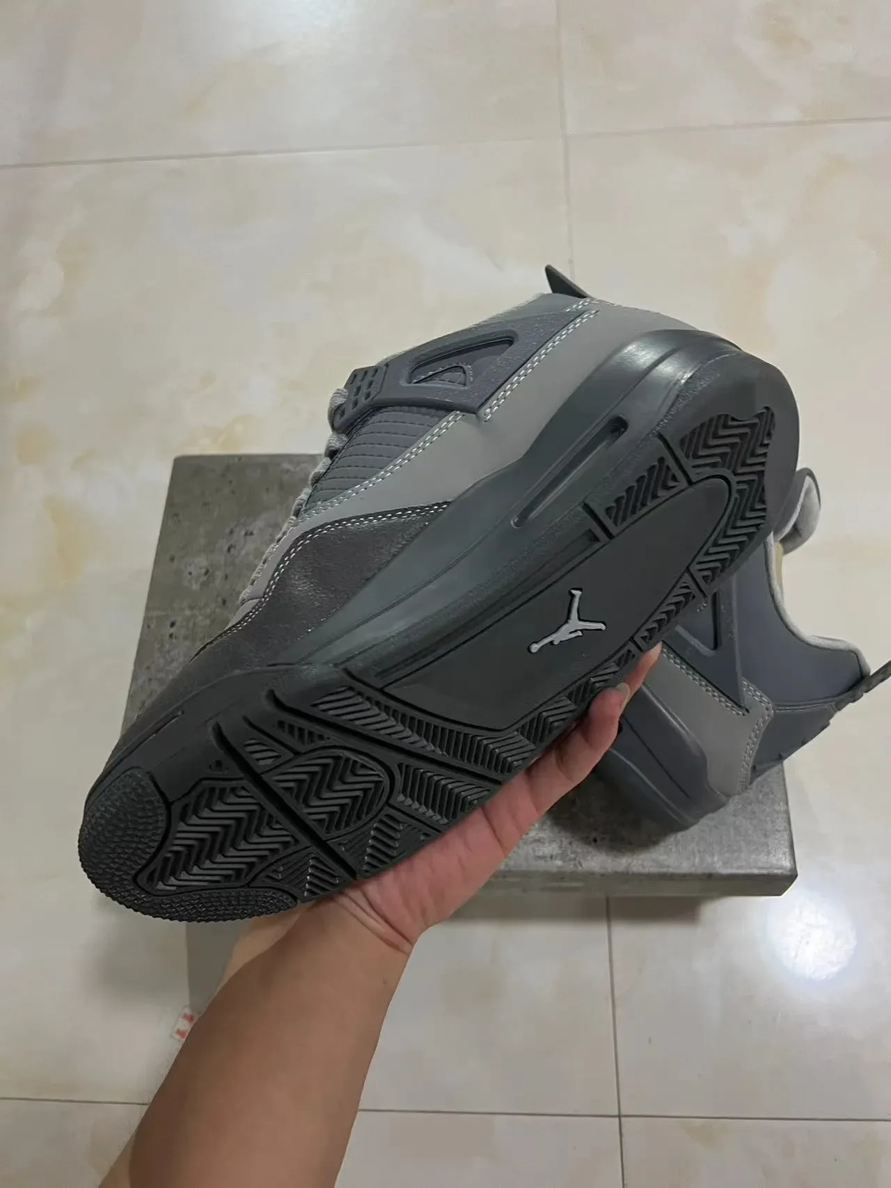 Air Jordan 4 Tênis de Basquete Monocromático Cinza 5
