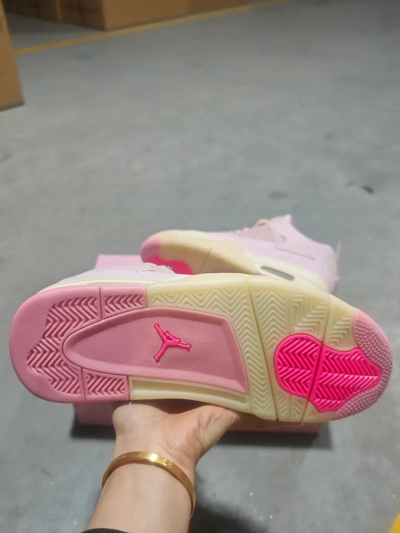 Air Jordan 4 粉色麂皮休闲运动鞋 2