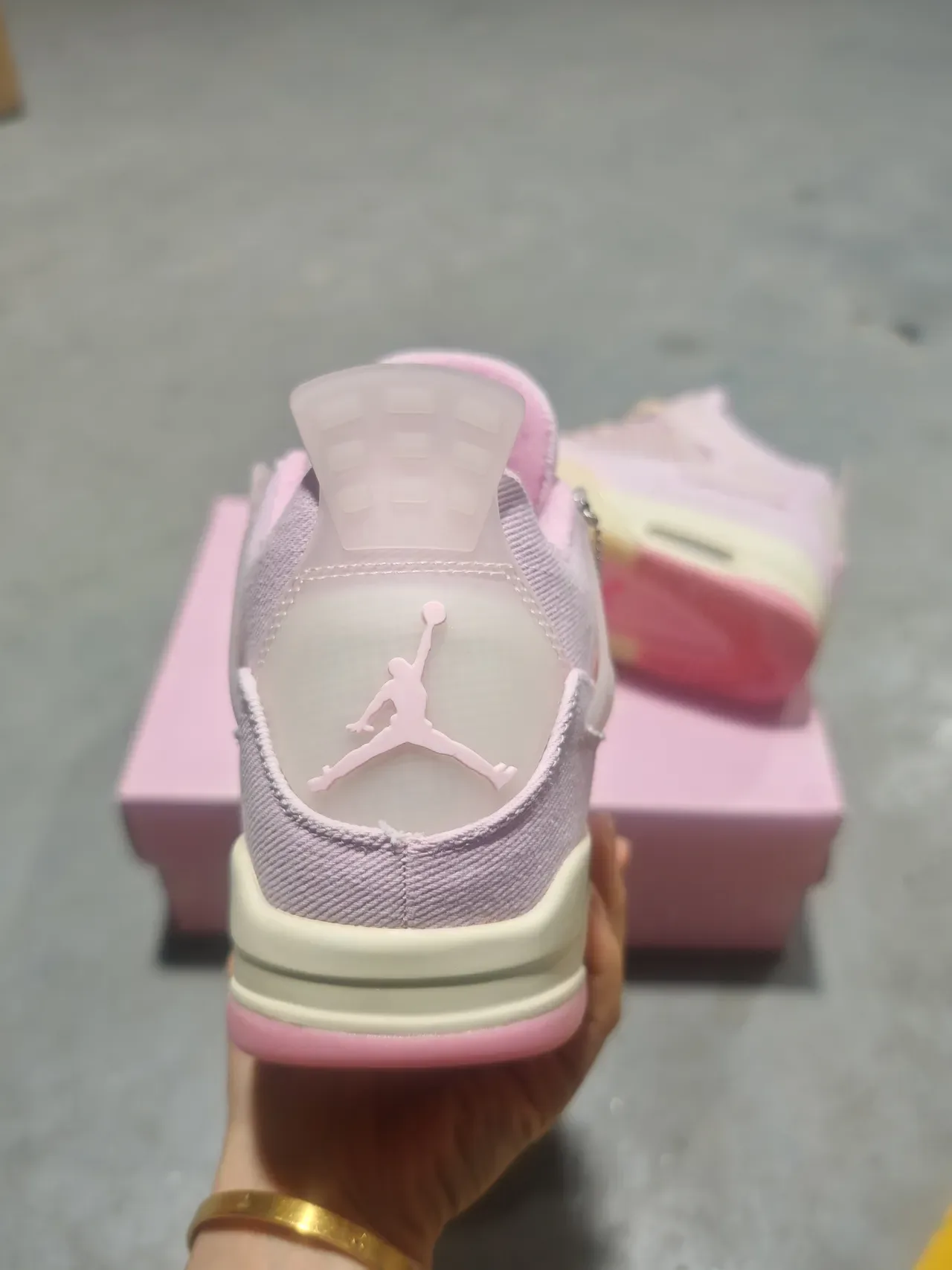Air Jordan 4 粉色麂皮休闲运动鞋 3