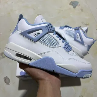 Tênis de basquete Air Jordan 4 Retro branco e azul claro