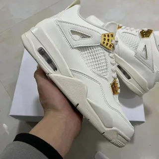 Tênis de basquete Air Jordan 4 branco e dourado com trava de cadarço