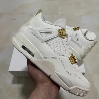 Tênis de basquete Air Jordan 4 branco e dourado metálico