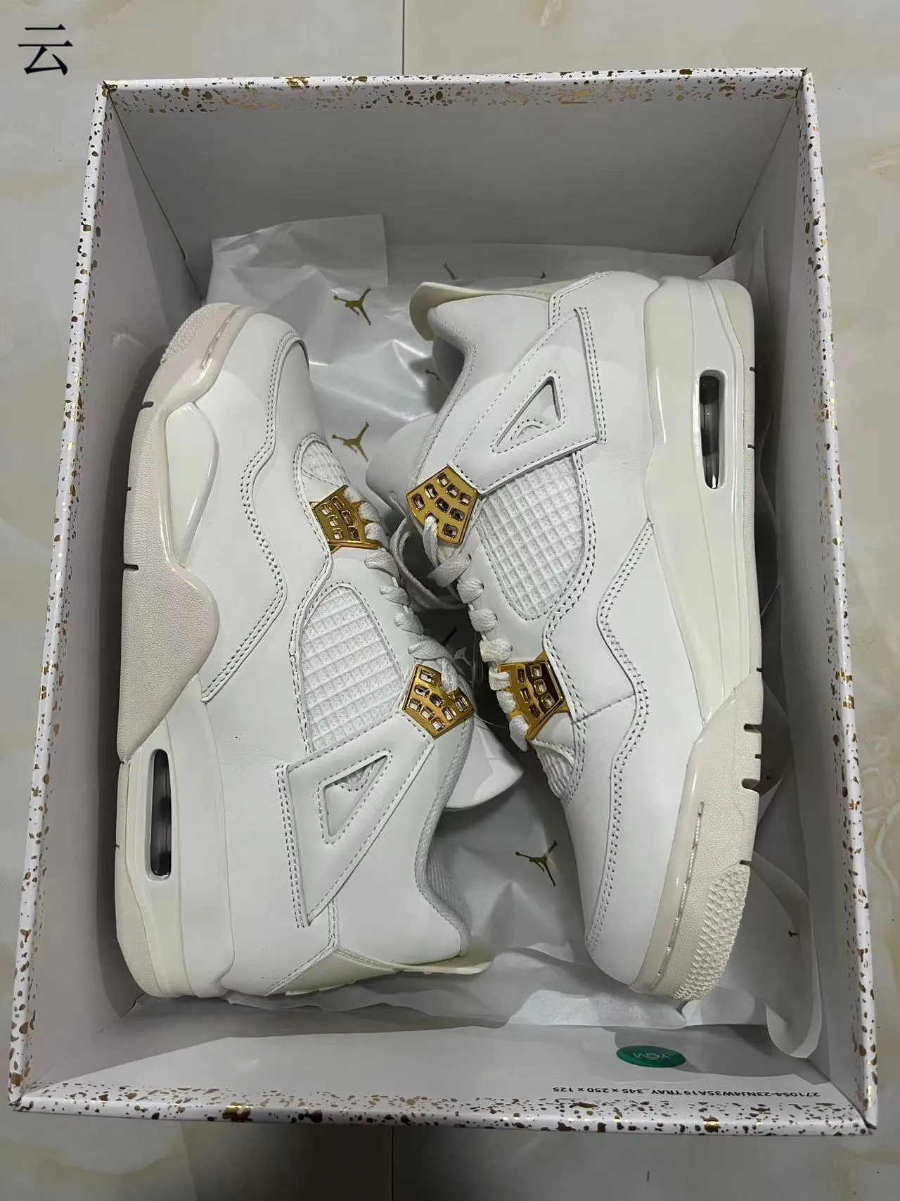 Tênis de basquete Air Jordan 4 branco e dourado metálico 3