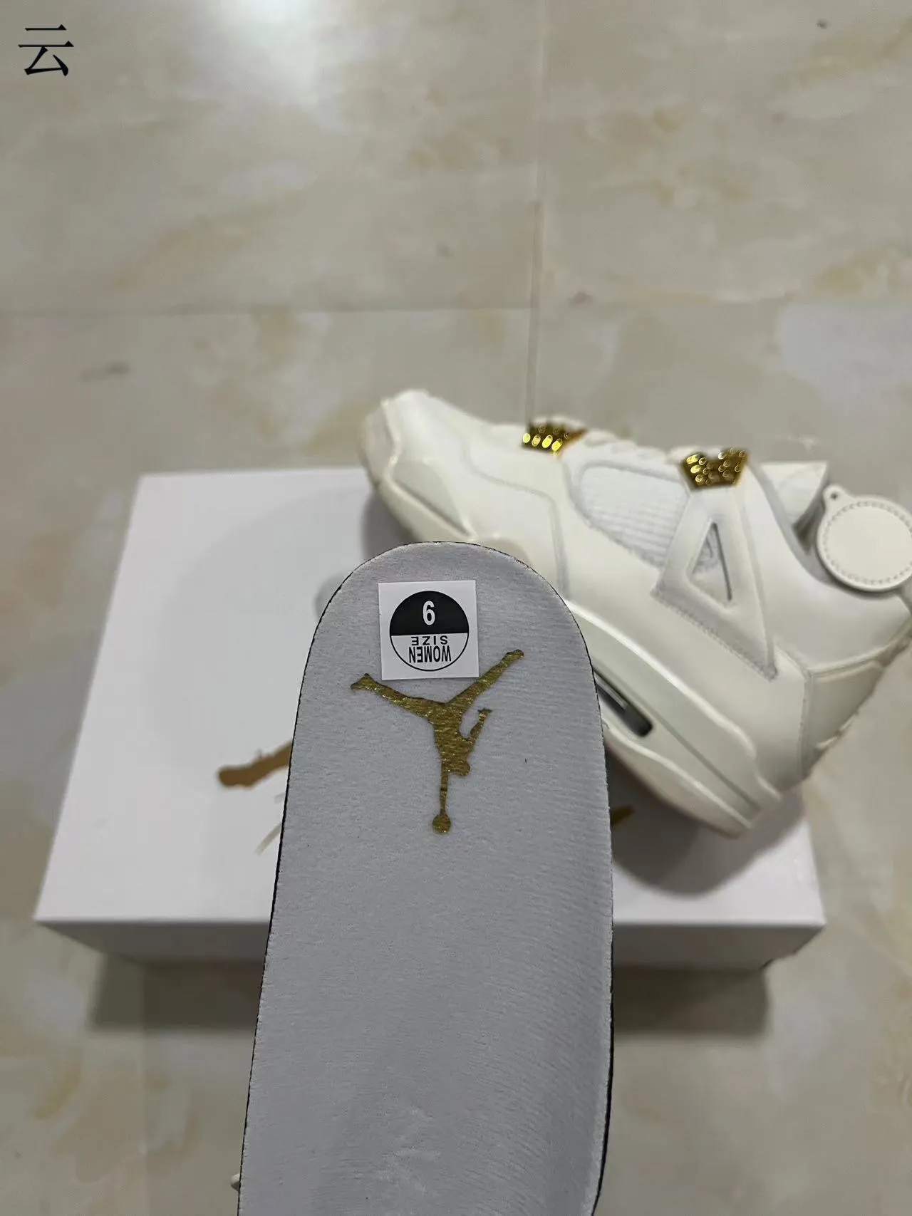 Tênis de basquete Air Jordan 4 branco e dourado metálico 4