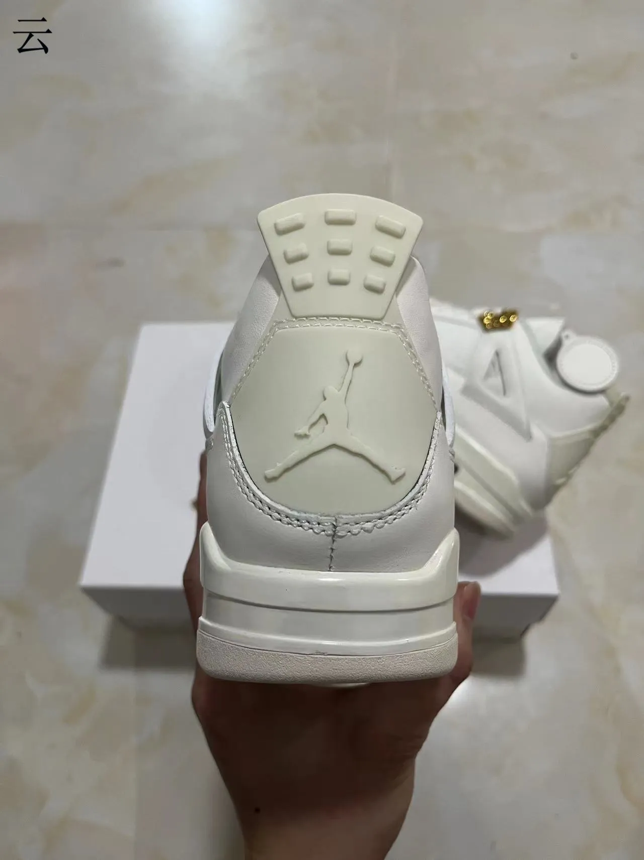 Tênis de basquete Air Jordan 4 branco e dourado metálico 5