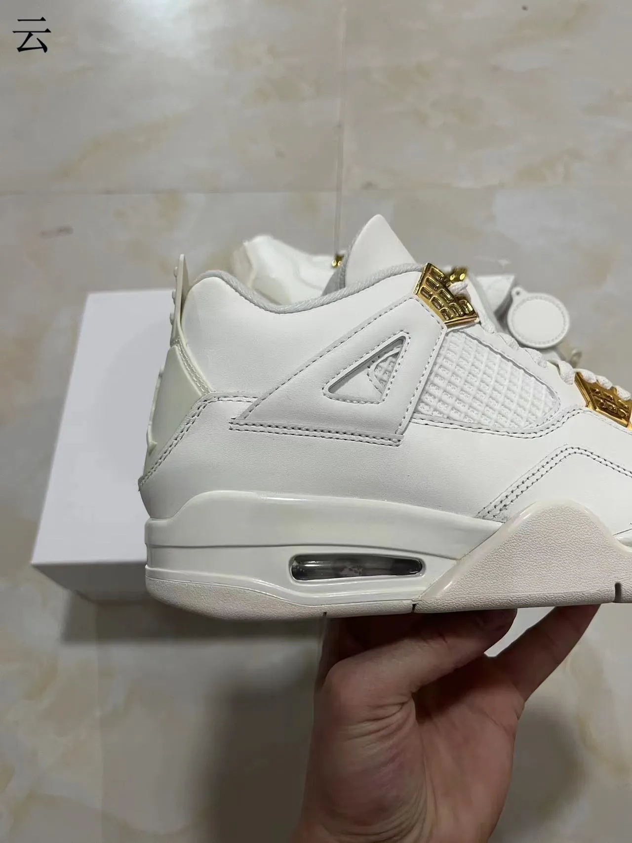 Tênis de basquete Air Jordan 4 branco e dourado metálico 6