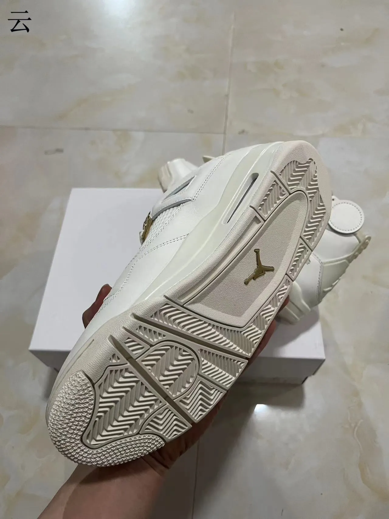 Tênis de basquete Air Jordan 4 branco e dourado metálico 7