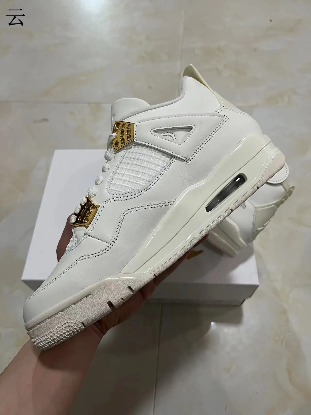 Tênis de basquete Air Jordan 4 branco e dourado metálico 8