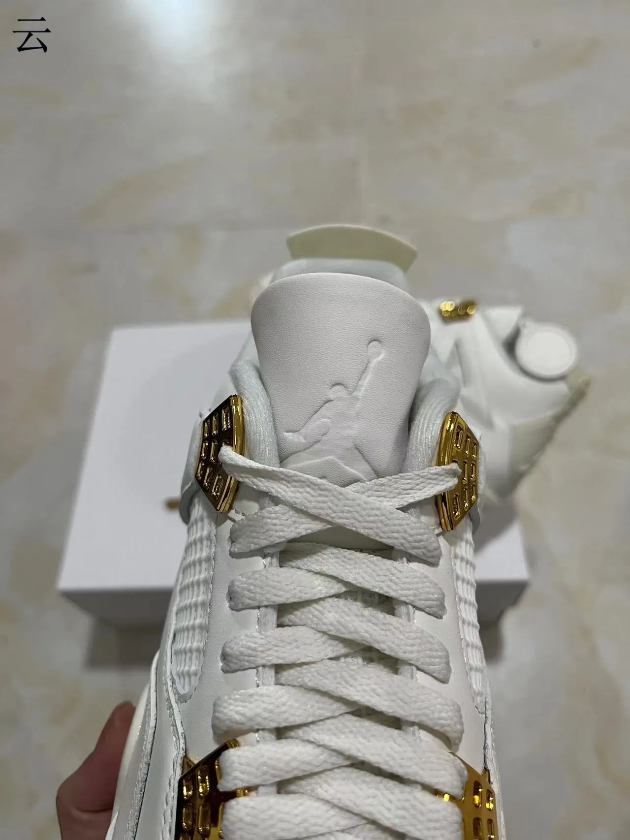 Tênis de basquete Air Jordan 4 branco e dourado metálico 9