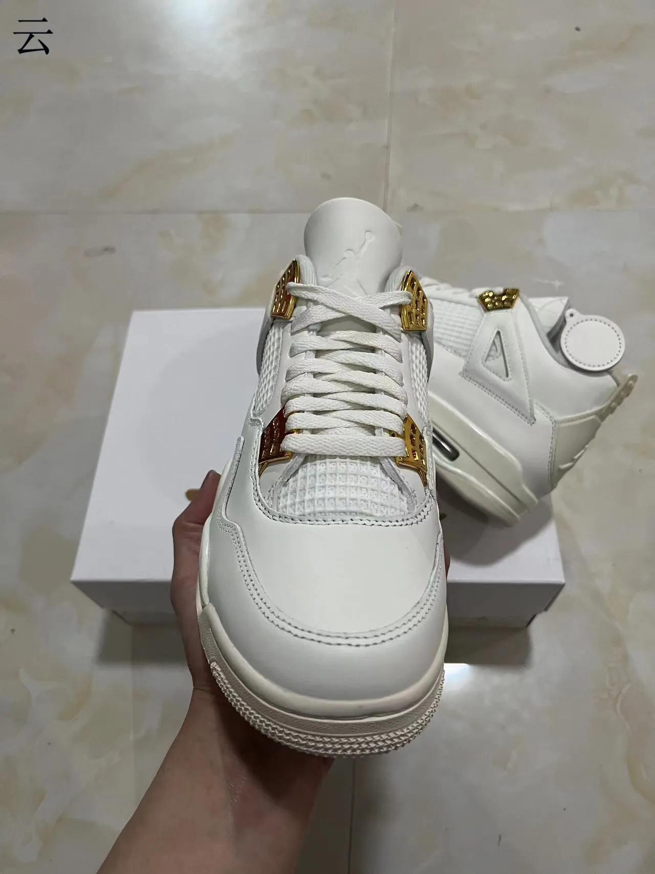 Tênis de basquete Air Jordan 4 branco e dourado metálico 10